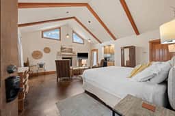 Cross Mt Retreat - Hot Tub & 2 Private Suites - Image 3