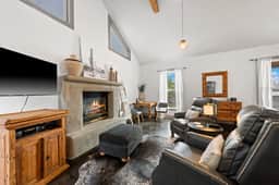 Cross Mt Retreat - Hot Tub & 2 Private Suites - Image 2