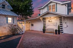 Stonewall Bungalow 4 - Sleeps 3 - Image 3