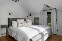 Stonewall Bungalow 4 - Sleeps 3 - Image 2