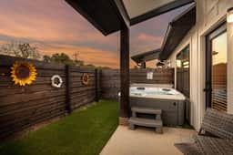 Eagle's Hub 104 - Hot Tub, 5 Min to Main - Image 2