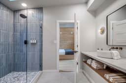 A-Frame Ranch: Post Oak Treehouse with Shared Pool - Image 4