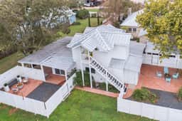Stonewall Bungalows - Sleeps 15 - Image 2