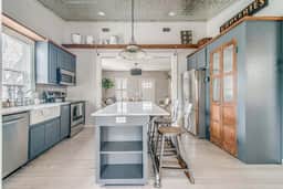 Moon Struck Manor - Sleeps 12 & Short Walk to Main - Image 3