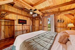 Saw Mill (Lodge #4) Hot Tub & 10 Mins to Main St - Image 4