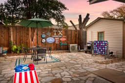 LeMay Haus - Fire Pit, Cowboy Pool & Close to Main - Image 3