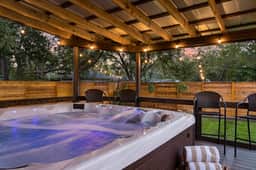 Gruene Haus - Close to Main, Hot Tub & Fire Pit - Image 2