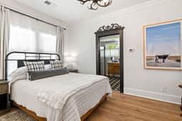The Johnson - Spacious Backyard and Fire Pit - Image 4