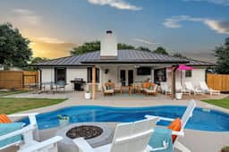 Club Fritz - Karaoke Lounge, Pool & Hot Tub - Image 5