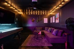 Club Fritz - Karaoke Lounge, Pool & Hot Tub - Image 4