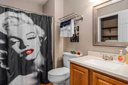 That Marilyn House - 2 Blocks to Main! - Image 4