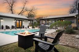 Miles Manor - Pool, 2 Hot Tubs & Walk to Main - Image 4