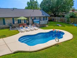 Curvy pool, huge hot tub, fire pit near Main St - Image 5