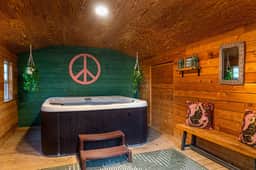 Memories - Hot Tub, Pool & Karaoke Lounge - Image 3