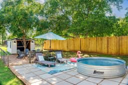 Memories - Hot Tub, Pool & Karaoke Lounge - Image 5
