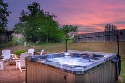 Meadows Farmhouse - Hot Tub & 5 mins to Main - Image 5