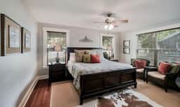 Bungalow on College - Close to Main, Outdoor oasis - Image 4