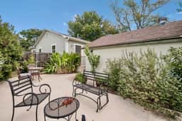 Bungalow on College - Close to Main, Outdoor oasis - Image 3