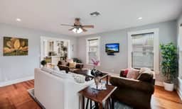 Bungalow on College - Close to Main, Outdoor oasis - Image 2