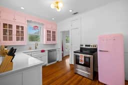 Pink Duchess - Mins to Main, Hot Tub & Fire Pit - Image 3