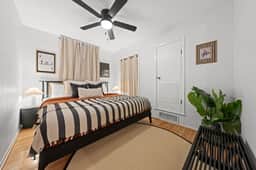 CUTE Zen bungalow downtown, hot tub & wine! - Image 4