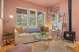 CUTE Zen bungalow downtown, hot tub & wine! - Image 3
