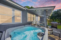 Hummingbird Haus: Sleeps 12 with Hot Tub - Image 3