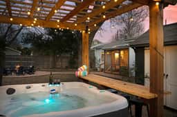 Emerald On Acorn - Cowboy Pool, Hot Tub & Firepit! - Image 2
