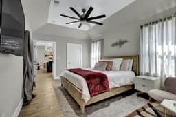 Chateau De Callis - Hot Tub & 1 Block to Main St - Image 5