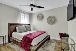 Chateau De Callis - Hot Tub & 1 Block to Main St - Image 3
