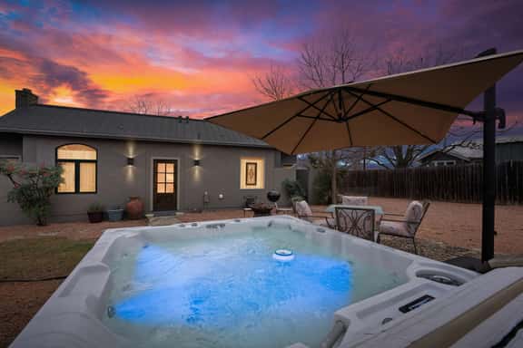 Cross Mt Retreat - Hot Tub & 2 Private Suites - Image 1
