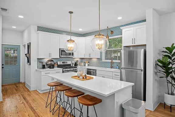 House on Cora - Sleeps 10, Hot Tub & Walk to Main! - Image 1