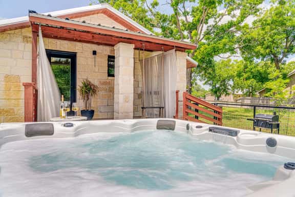 Elm Cottage - Hot Tub & 1 mile from Main st - Image 1