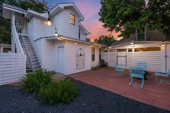Stonewall Bungalow 4 - Sleeps 3 - Image 1