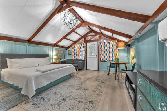 The Vineyards: Cabin 6 - Private Hot Tub & Shared Pool - Image 1