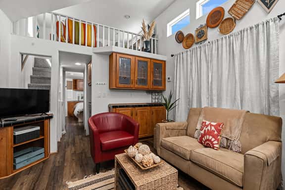 Saw Mill (Cottage #3)- Hot Tub & 10 Mins to Main St - Image 1