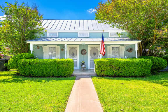 Blue Cottage - 4 blocks from Main Street - Image 1