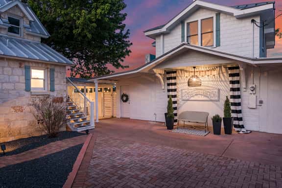 Stonewall Bungalows - Sleeps 15 - Image 1
