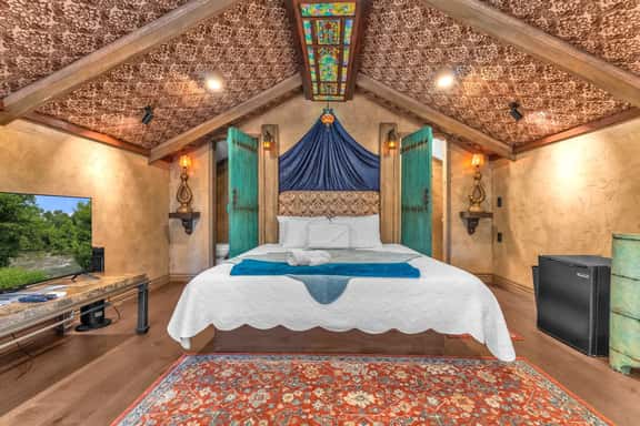 The Vineyards: Cabin 5 - Private Hot Tub & Shared Pool - Image 1