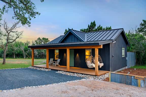 Caroline's Cottage, Hot Tub, Fireplace, Fire pit! - Image 1