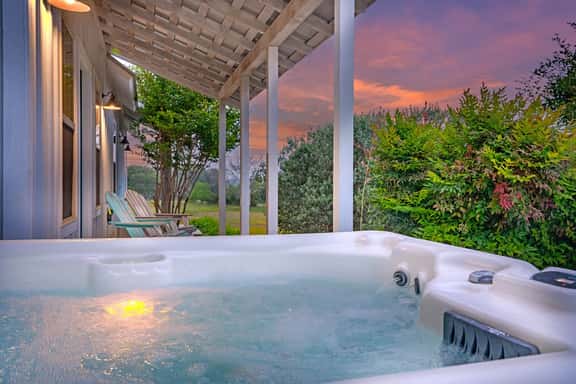 Meadows Cottage - Hot Tub & 5 mins to Main - Image 1