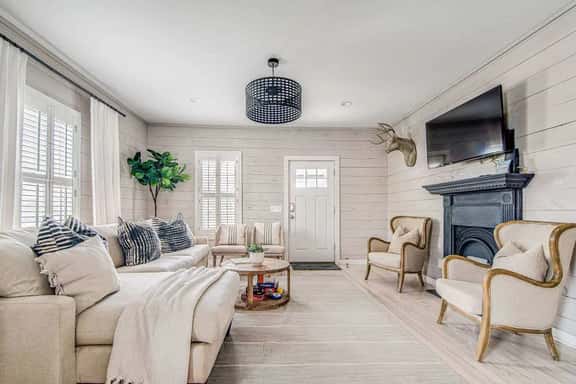 Moon Struck Manor - Sleeps 12 & Short Walk to Main - Image 1