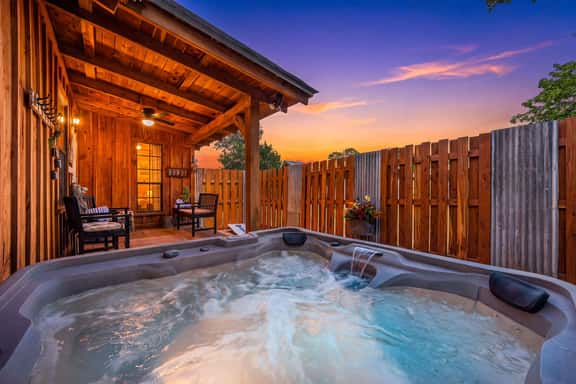 Saw Mill (Lodge #4) Hot Tub & 10 Mins to Main St - Image 1