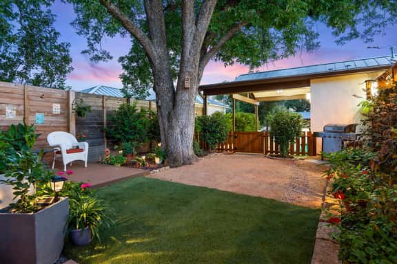 Secret Garden Cottage - Walk to Main St. - Image 1