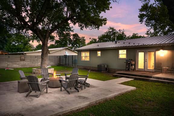 Ufer Haus - Game Room, Fire Pit, Walk to Main - Image 1