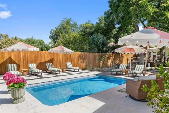Painted Lady - Pool, Hot Tub & Walk to Main - Image 1