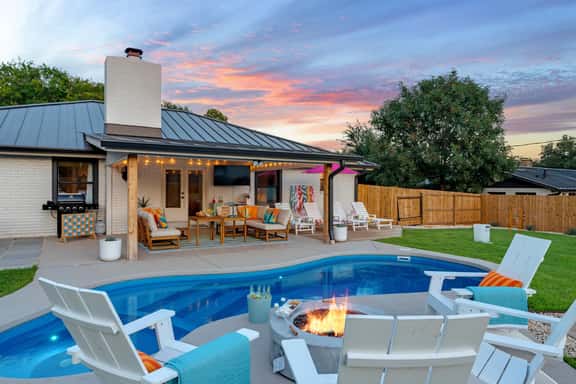 Club Fritz - Karaoke Lounge, Pool & Hot Tub - Image 1