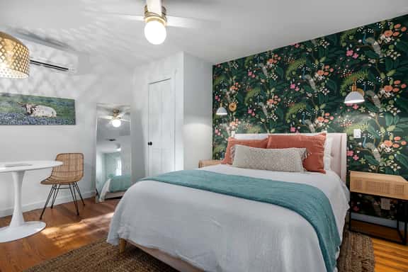 Stonewall Bungalow 2 - Sleeps 2 - Image 1