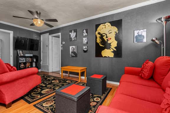 That Marilyn House - 2 Blocks to Main! - Image 1