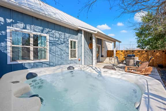 Broken Windmill Cottage - Hot Tub, 5 Min to Main - Image 1